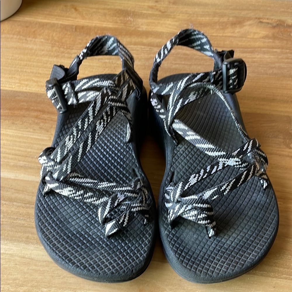 Chaco Cloud Z Black and White Strappy Sandals women’s size 6